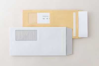 宛名を見ながら封かんできる窓封筒